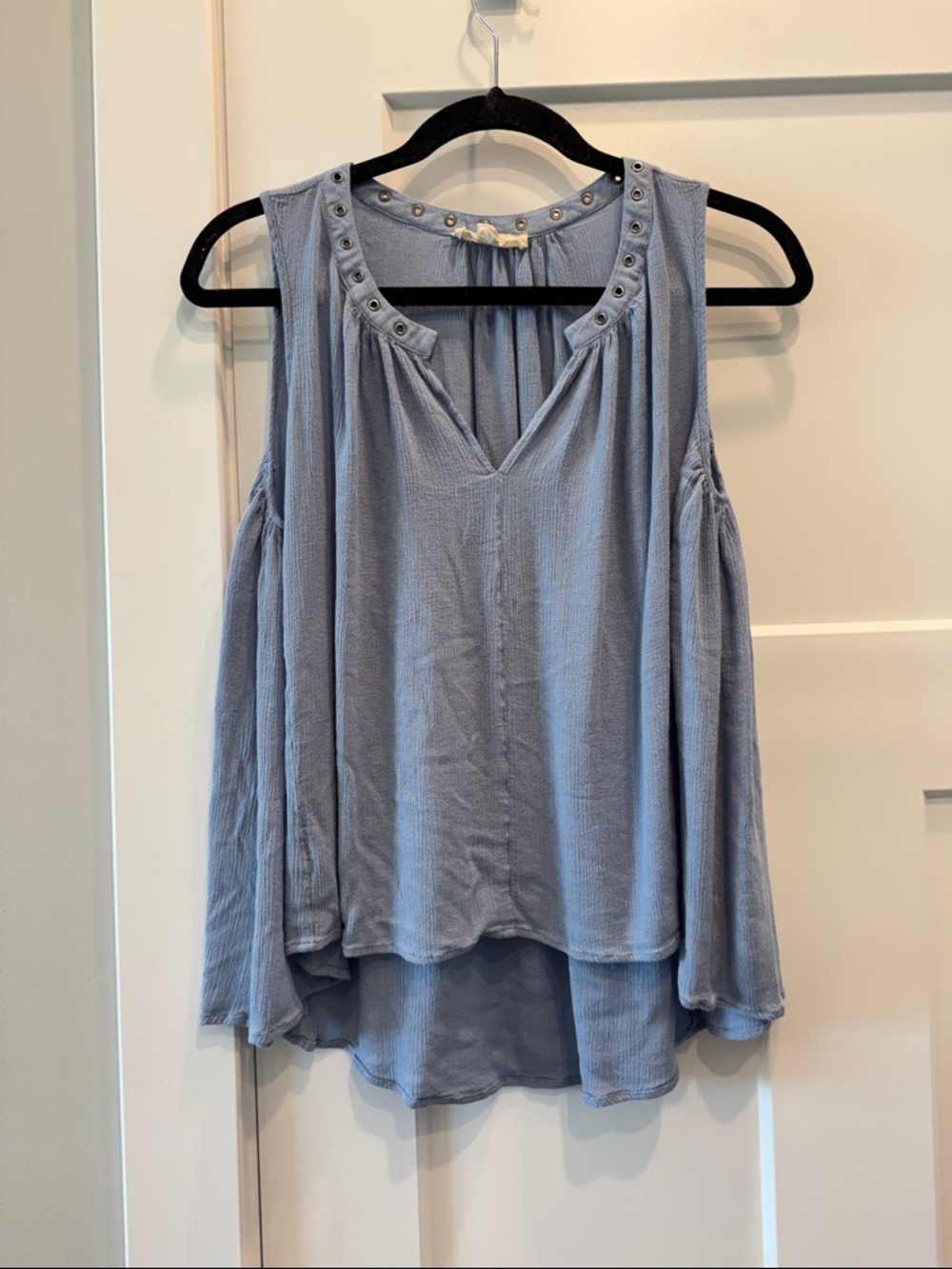 On The land Light Blue V-Neck gromet tank Women's Top Large